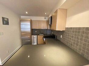 215 E 81st St in New York, NY - Building Photo - Building Photo