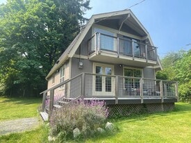 8111 Sand Dollar Ln in Clinton, WA - Building Photo