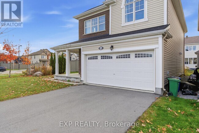100 Cranesbill Rd in Ottawa, ON - Building Photo - Building Photo