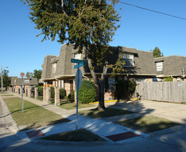 Metairie Plaza Apartments in Metairie, LA - Foto de edificio - Building Photo