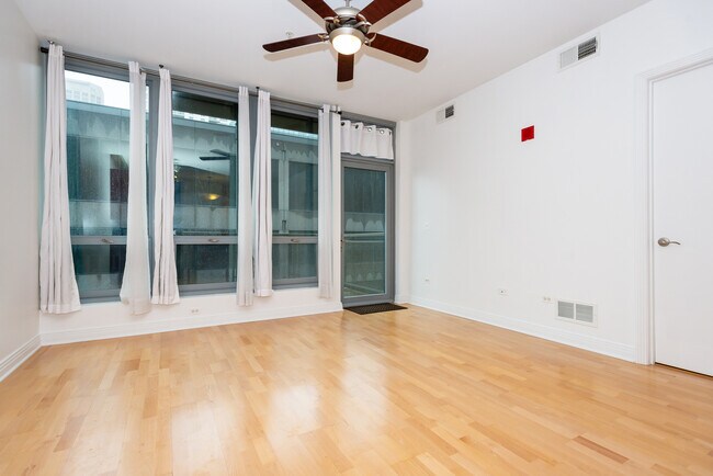 565 W Quincy St in Chicago, IL - Building Photo - Building Photo