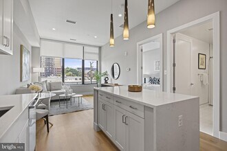 801 N Fairfax St, Unit 313 in Alexandria, VA - Building Photo - Building Photo