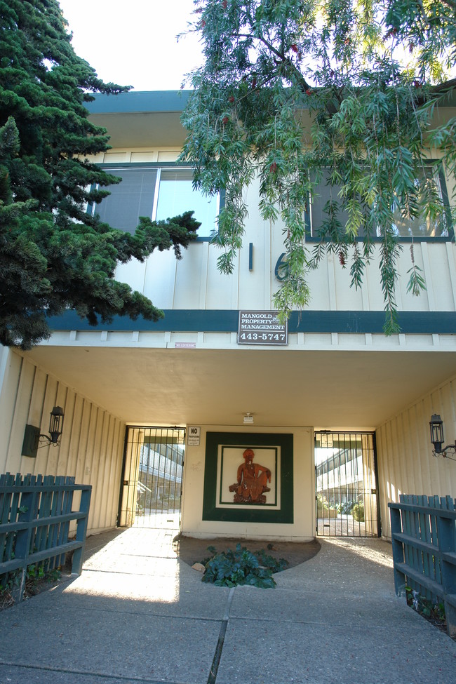 16 Natividad Rd in Salinas, CA - Foto de edificio - Building Photo