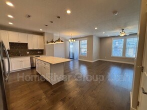 276 E Sandy Sage Way in Sandy, UT - Building Photo - Building Photo