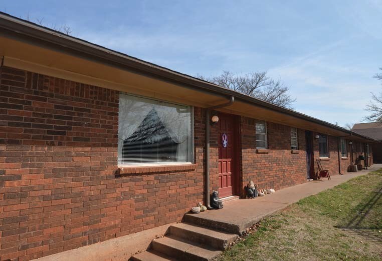 1000 Mary in Iowa Park, TX - Foto de edificio