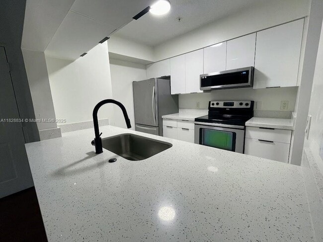 12124 Saint Andrews Pl, Unit 305 in Miramar, FL - Building Photo - Building Photo