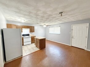 211 Skyway Dr, Unit 8 in Euless, TX - Building Photo - Building Photo