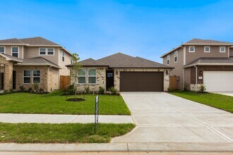 6915 Lebec Dr in Arcola, TX - Foto de edificio - Building Photo