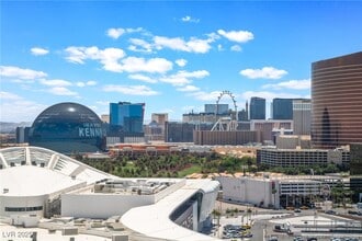 2877 Paradise Rd in Las Vegas, NV - Building Photo - Building Photo