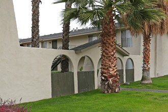 Santa Anna Palms in Clovis, CA - Building Photo - Building Photo