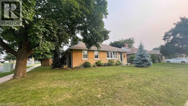39 Oakwood Ave in Kitchener, ON - Building Photo - Building Photo