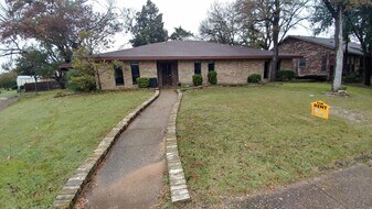 711 The Meadows Pkwy in Desoto, TX - Building Photo