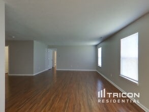 8170 Dartmoth Ln in Avon, IN - Foto de edificio - Building Photo