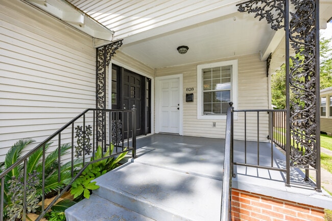 828 Florence St in Baton Rouge, LA - Foto de edificio - Building Photo