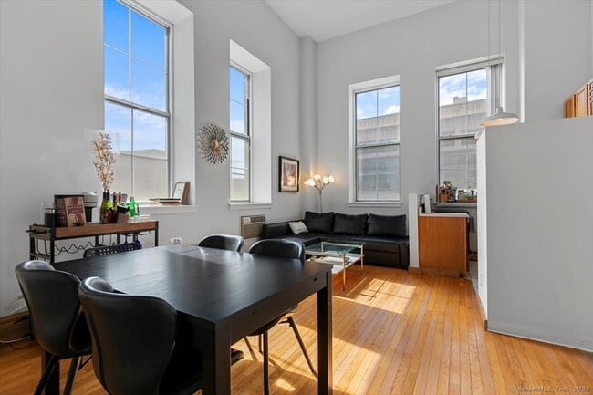 124 Court St, Unit 306 in New Haven, CT - Building Photo - Building Photo