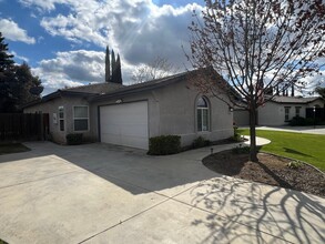 10111 Salerosa Ct in Bakersfield, CA - Building Photo - Building Photo