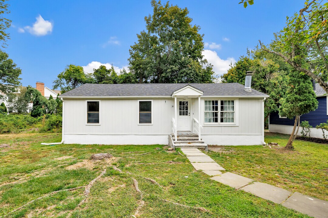 30 Crescent Park Rd in Westport, CT - Building Photo