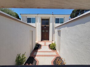 11 Meadowsweet in Irvine, CA - Building Photo - Building Photo