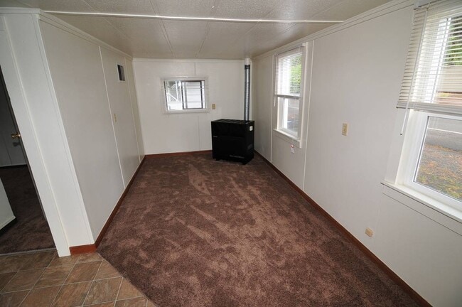 1230 S Water St in Silverton, OR - Foto de edificio - Building Photo