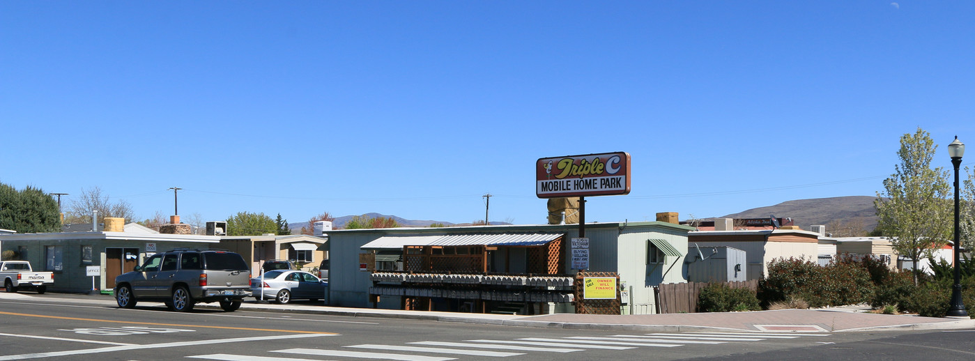 106 E Victorian Ave in Sparks, NV - Building Photo