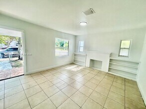 445 NW 44th St in Miami, FL - Building Photo - Building Photo