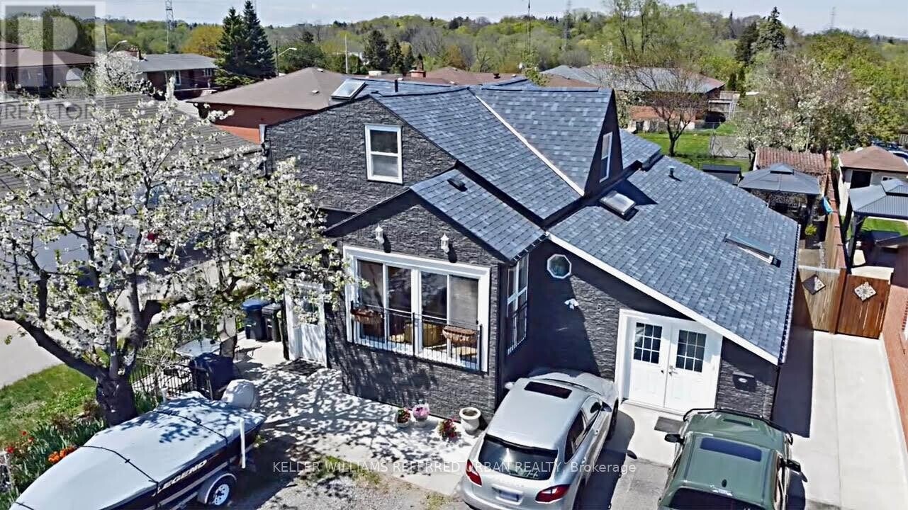 6 Elmhurst Dr in Toronto, ON - Building Photo