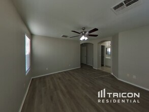 4432 Santa Clarita Ave in Las Vegas, NV - Building Photo - Building Photo