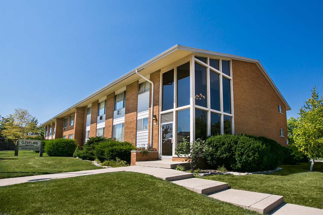 Cleveland Apartments in West Allis, WI - Foto de edificio