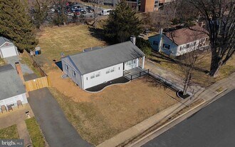 106 North St NE in Leesburg, VA - Building Photo