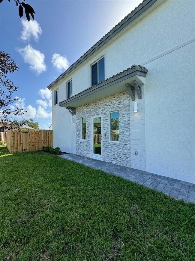 732 SE 13th St Cir in Homestead, FL - Foto de edificio - Building Photo