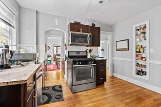 28 Warwick Rd, Unit 1 in Watertown, MA - Foto de edificio - Building Photo