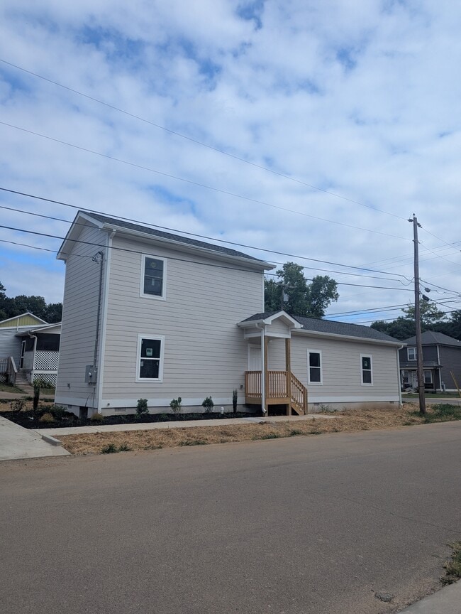 property at 1001 E 9th St
