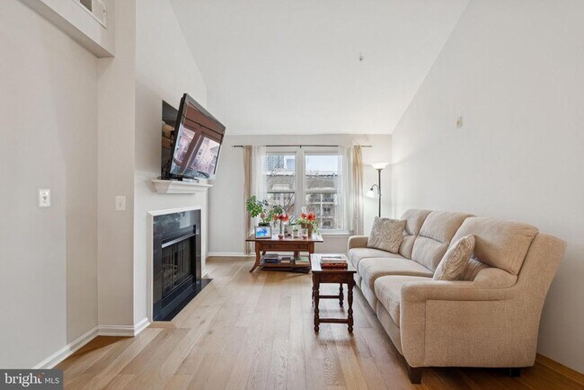 12000 Market St in Reston, VA - Building Photo - Building Photo