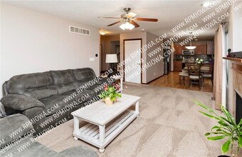 5211 NE Hillcrest Dr in Ankeny, IA - Foto de edificio - Building Photo