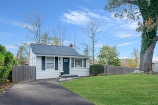120 Lookout Dr in Sound Beach, NY - Building Photo