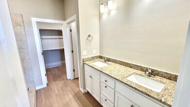 8321 NW 163rd Ter in Edmond, OK - Foto de edificio - Building Photo