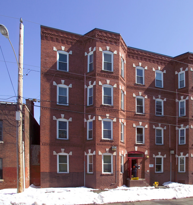 146 West St in Holyoke, MA - Foto de edificio