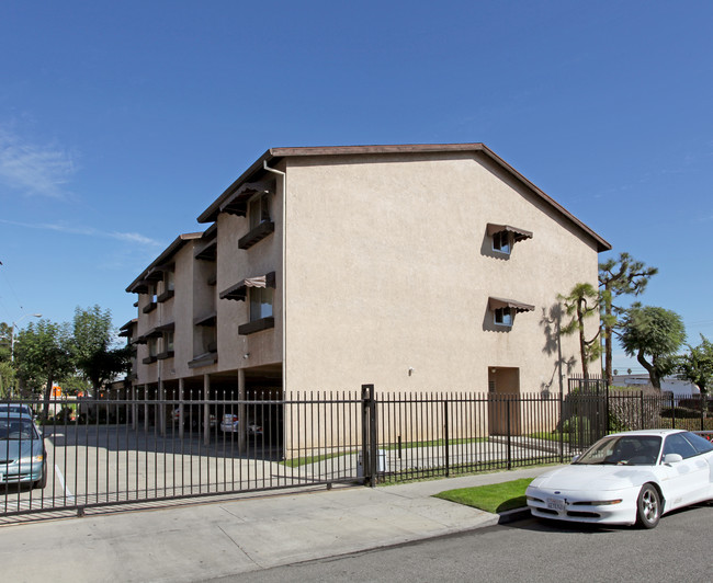 Pine Place Apartments in South Gate, CA - Building Photo - Building Photo