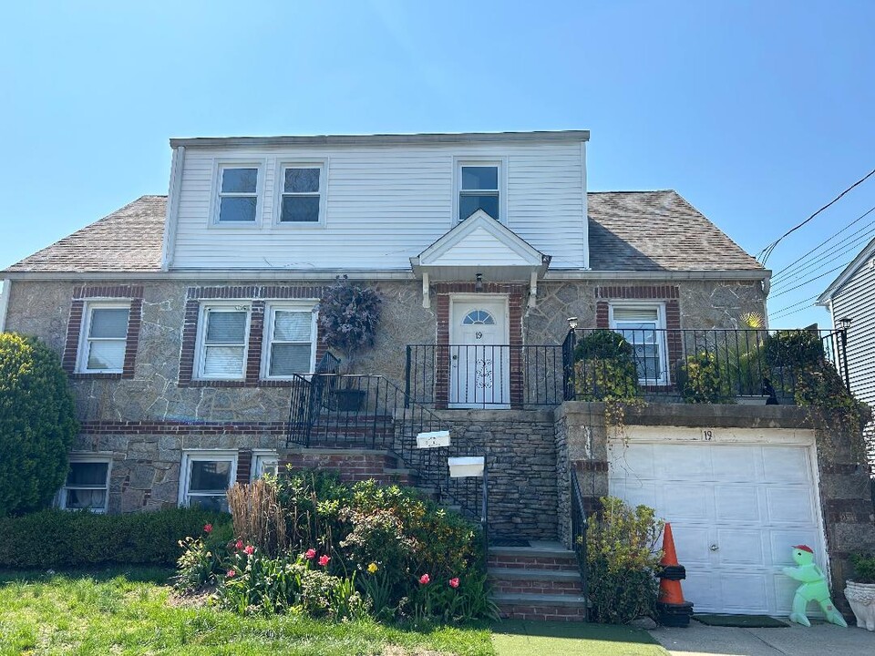 19 Firwood Rd in Port Washington, NY - Building Photo