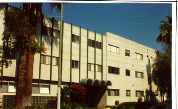 De Luxe Apartment in Van Nuys, CA - Building Photo - Building Photo