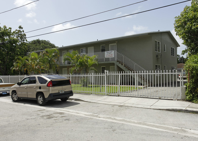 142 NW 27th St in Miami, FL - Foto de edificio - Building Photo