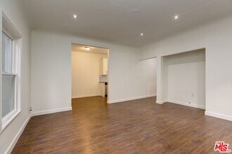 7229 Willoughby Ave in Los Angeles, CA - Building Photo - Building Photo