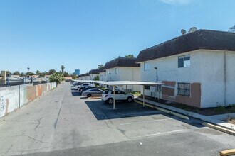 Tara Condominiums in Las Vegas, NV - Building Photo - Building Photo