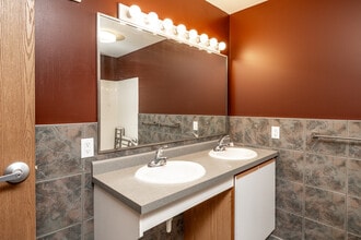 Nemitz Hall in Mount Pleasant, IA - Foto de edificio - Interior Photo