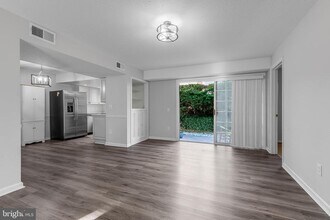 110 Prosperity Ave SE in Leesburg, VA - Building Photo - Building Photo