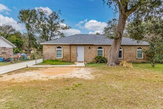 5779 Wickford Ln in Pensacola, FL - Foto de edificio - Building Photo