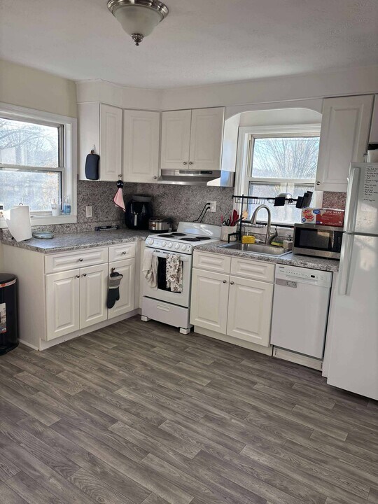 208 Buena Vista Ave in Newington, CT - Foto de edificio