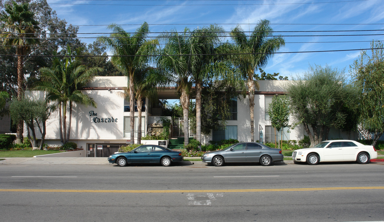 The Cascade in Valley Village, CA - Building Photo