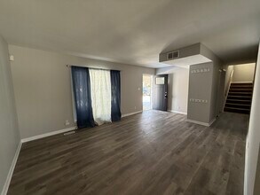 719 Surrey Dr in Streamwood, IL - Building Photo - Building Photo