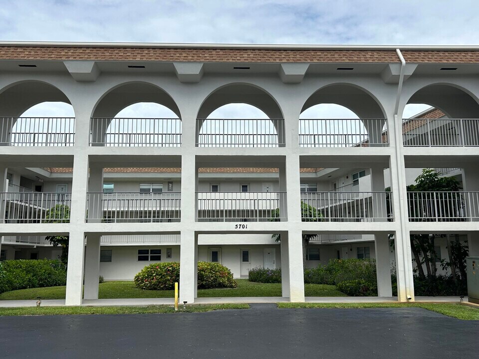 5701 NW 2nd Ave in Boca Raton, FL - Foto de edificio